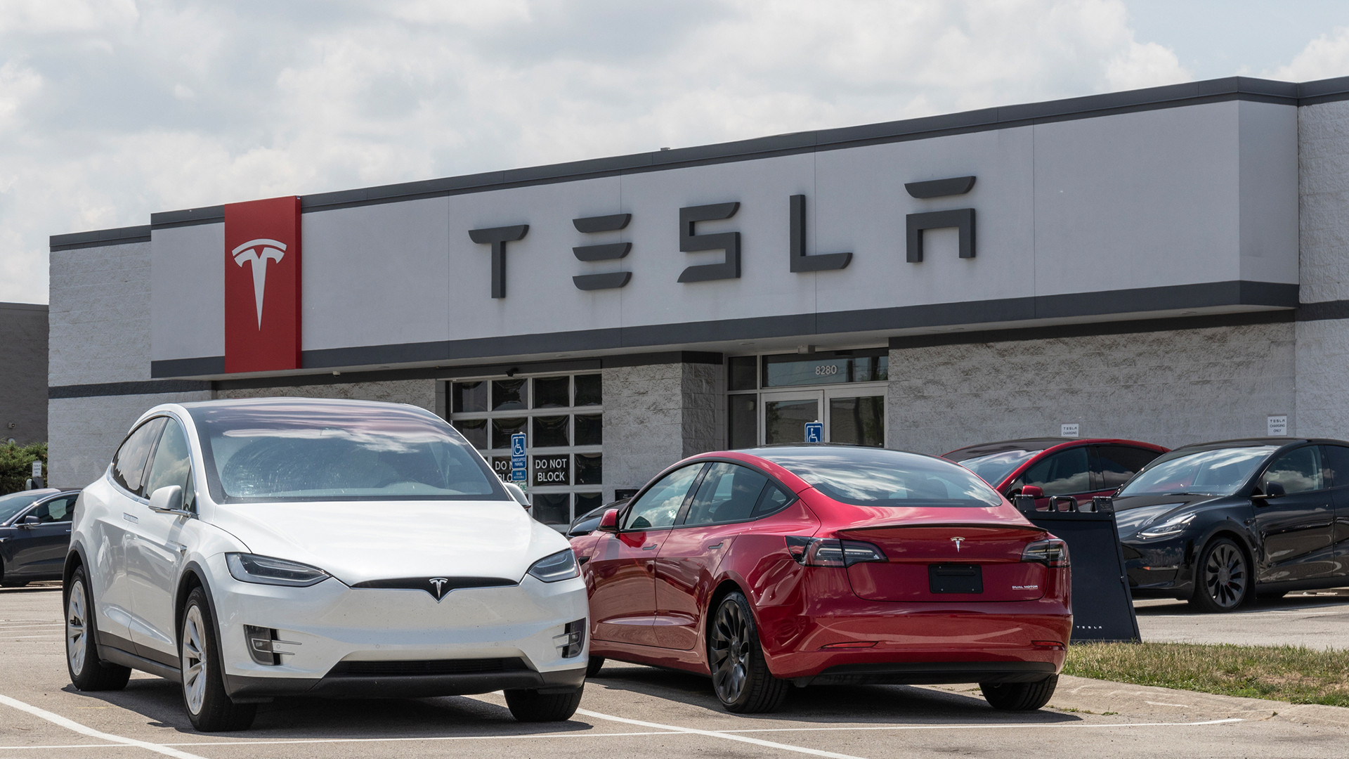 Tesla to examine new strategies after likely record EV sales in 2023